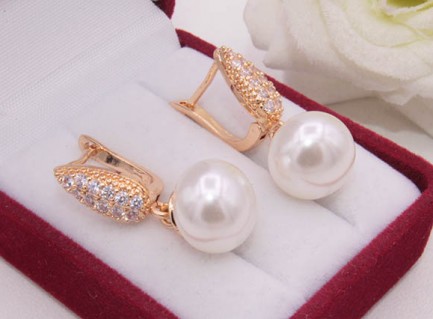 Серьги с жемчугом и фианитами E-1327 цена