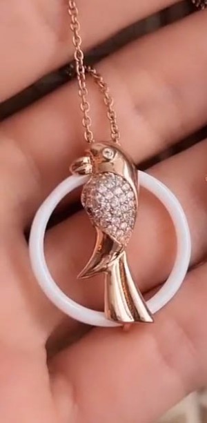 Кулон в виде попугая с керамикой и фианитовыми вставками