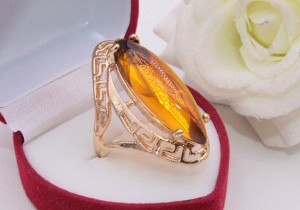 Кольцо позолоченное с искусственным янтарем цена