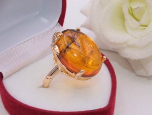 Кольцо с искусственным янтарем R-0236 цена