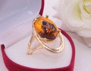 Кольцо позолоченное с имитацией янтаря R-0268 медицинское золото