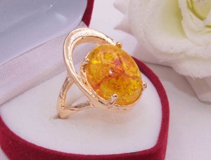 Кольцо с позолотой и искусственным янтарем R-0269 стоимость