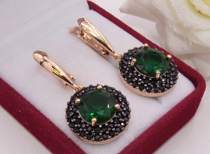 Серьги фианитовые E-1358 на белом фоне