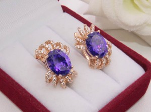 Серьги цветные фианитовые E-1383 на белом фоне