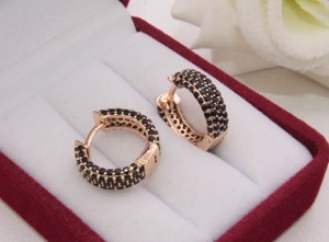 Серьги фианитовые с позолотой E-1400 на белом фоне