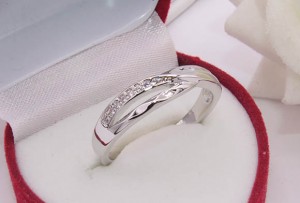 Кольцо с фианитовыми вставками R-0316 недорого