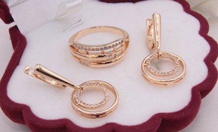 Комплект бижутерии кольцо и серьги с белыми фианитами