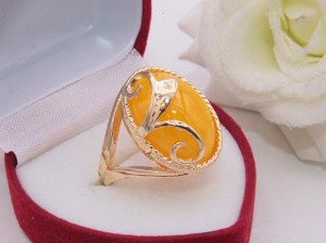 Кольцо позолоченное с искусственным янтарем R-0329 бижутерия