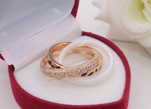 Кольцо с керамикой и фианитами R-0344 медицинское золото
