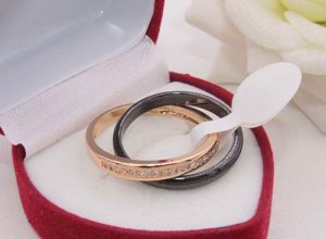 Кольцо позолоченное с керамикой и фианитами R-0352 цена