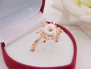 Кольцо позолоченное с белой керамикой R-0355 стоимость