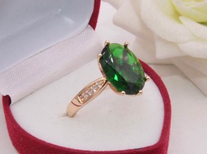 Кольцо позолоченное фианитовое R-0360 с зеленым камнем