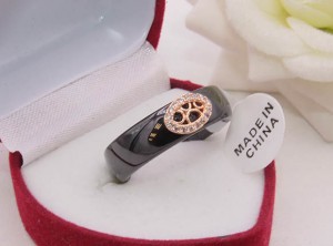 Кольцо c черной керамикой и фианитами R-0377 цена