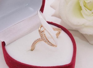 Кольцо позолоченное с керамикой и фианитами R-0406 купить