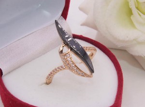 Кольцо с черной керамикой и фианитами R-0407 стоимость