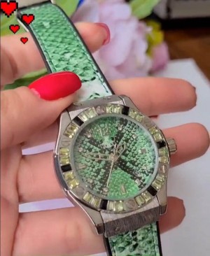 Часы женские кварцевые с зеленым ремешком и чешским стеклом