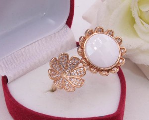 Кольцо с белой керамикой и фианитами R-0477