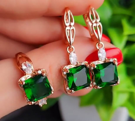 Комплект позолоченной фианитовой бижутерии ER-649-g-green