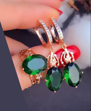 Комплект цветных фианитовых украшений с позолотой ER-958-g-green