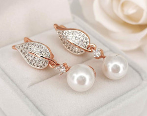 Серьги с жемчугом и фианитами E-6460