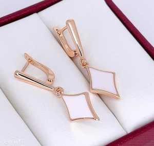 Серьги позолоченные с керамикой E-5401-g-white