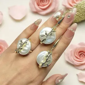 Комплект стильных украшений с жемчугом ER-1872-g-perl