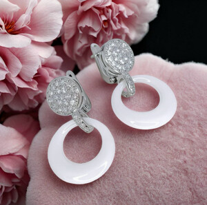 Серьги стильные с белой керамикой и фианитами E-6727-s-white